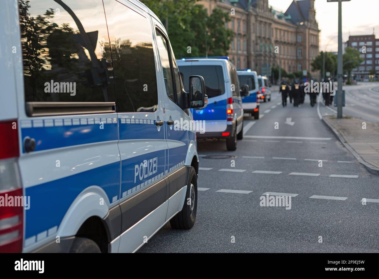 deutsche Polizei in einem Großeinsatz in Hamburg Stockfoto