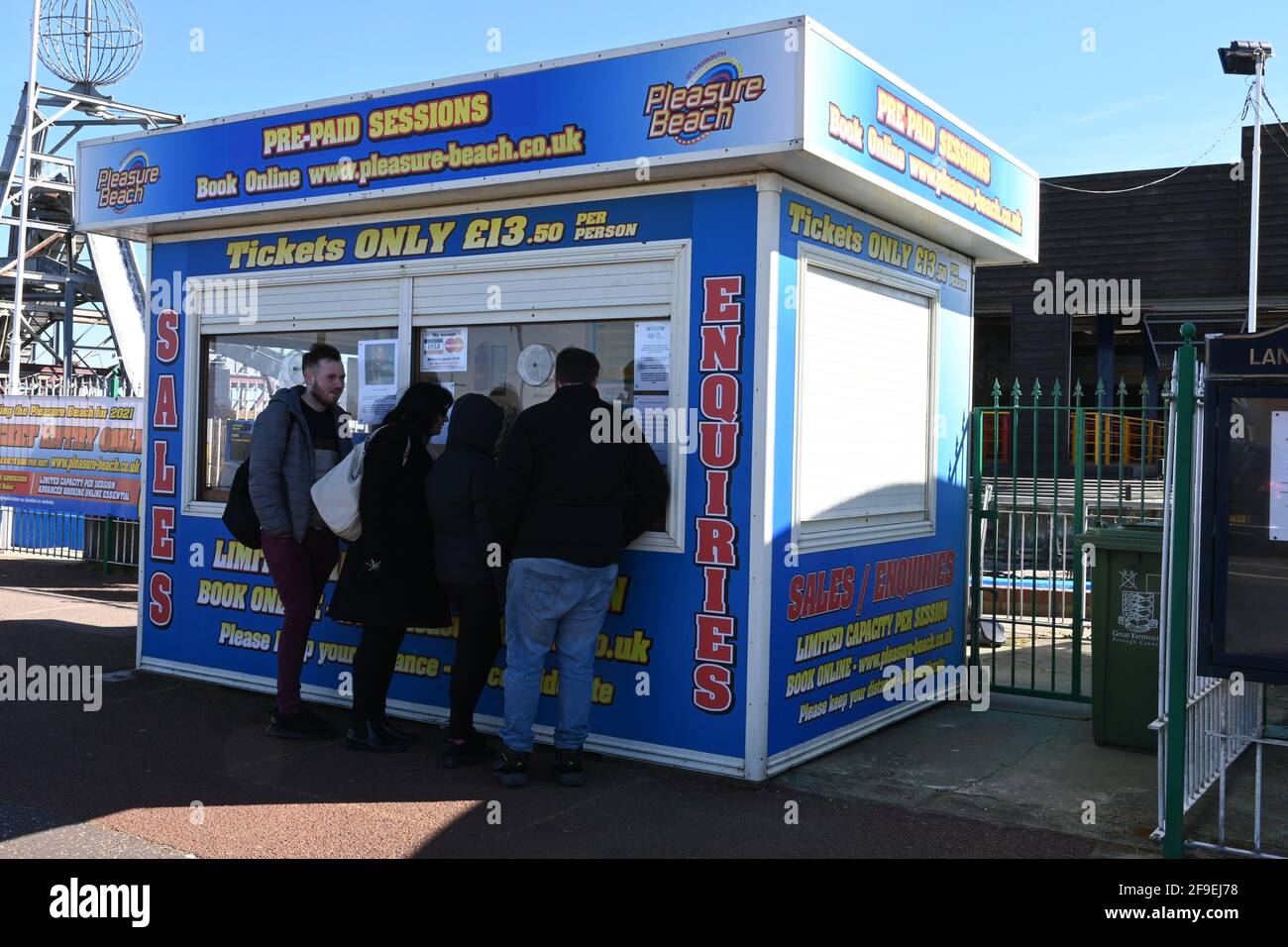 17. April 2021 Great Yarmouth Buchungsbüro für Pleasure Beach Funfair Fahrten und Anfragen Stockfoto