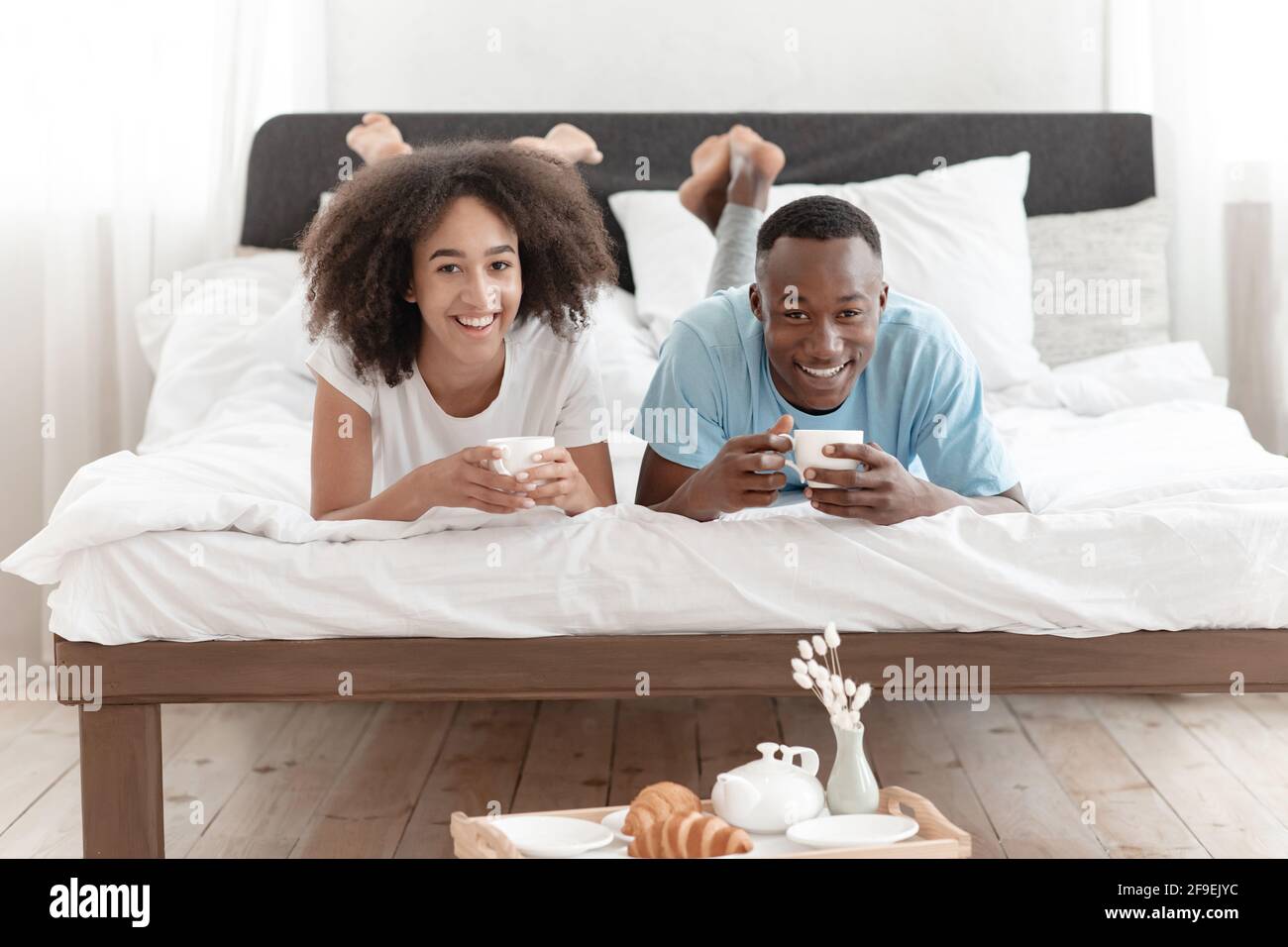 Guten Morgen, Kaffee und Frühstück im Bett zu Hause während covid-19-Virus Stockfoto
