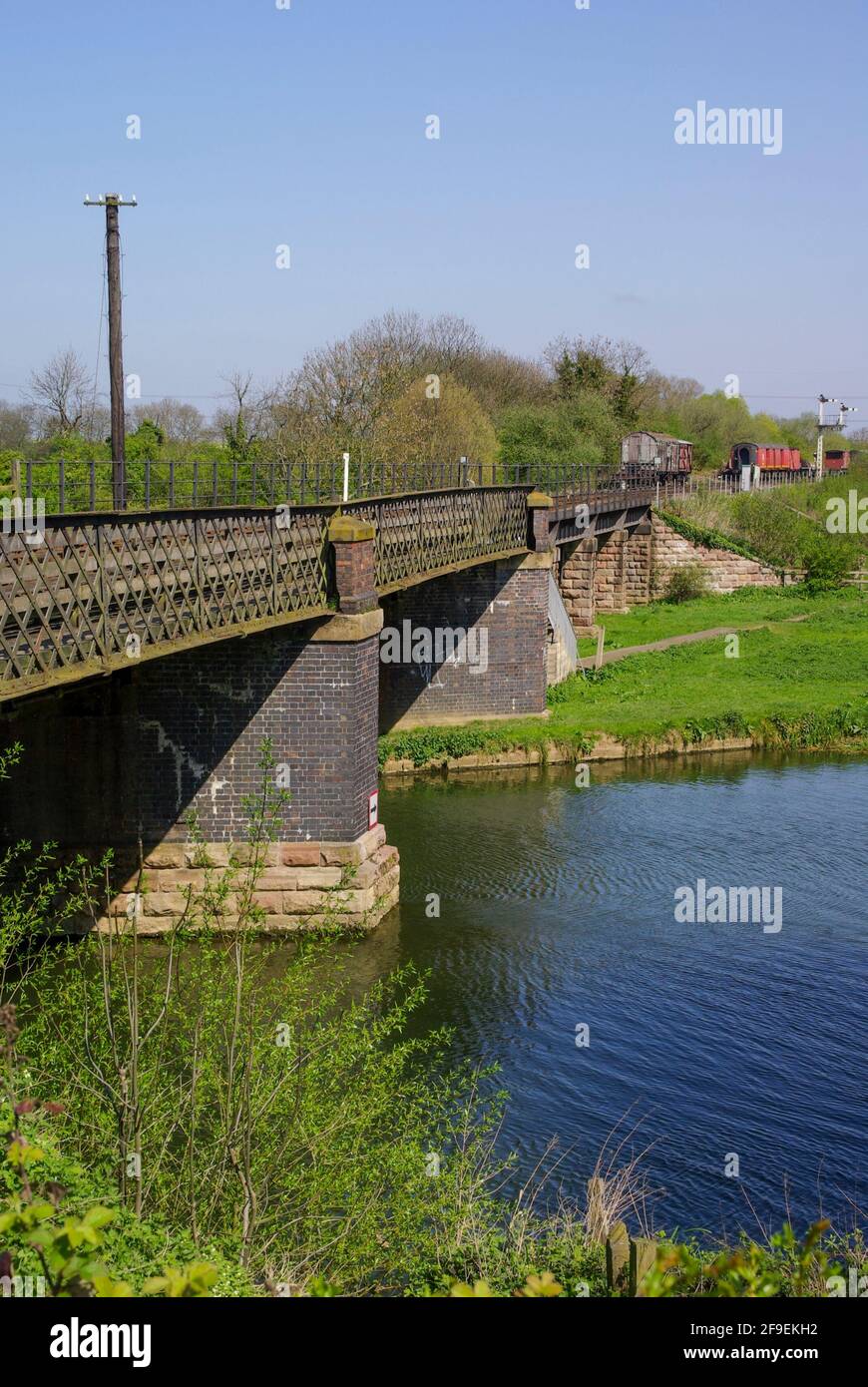 Eisenbahnbrücke über den Fluss Nene in der Nähe der Wansford Station auf der Nene Valley Railway, Cambridgeshire, Großbritannien. Erhaltene Eisenbahnlinie. Heritage Railway Stockfoto