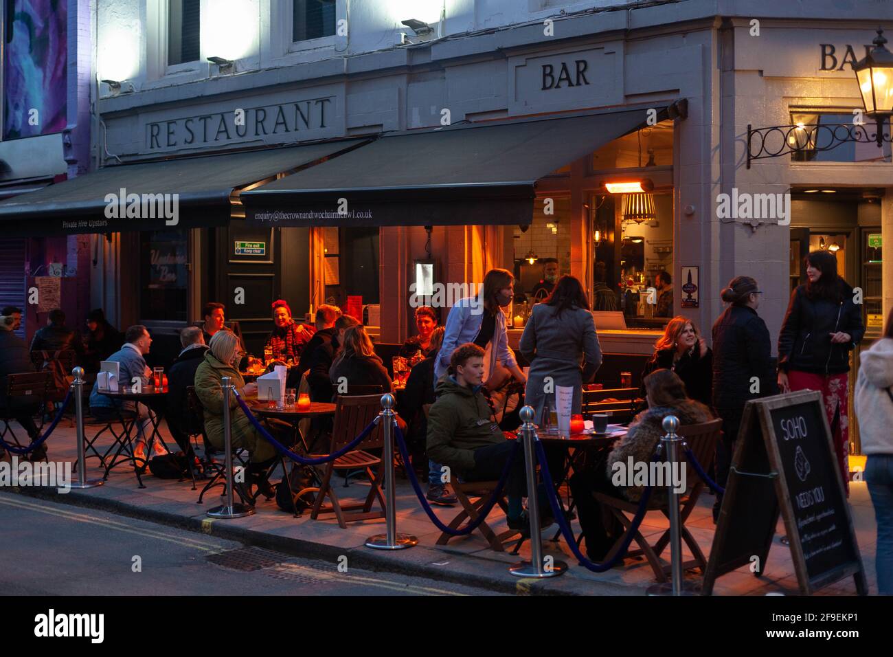 Menschen, die gerne die COVID-19-Beschränkungen an einer Barterrasse, London, England, Großbritannien, lockern. Stockfoto