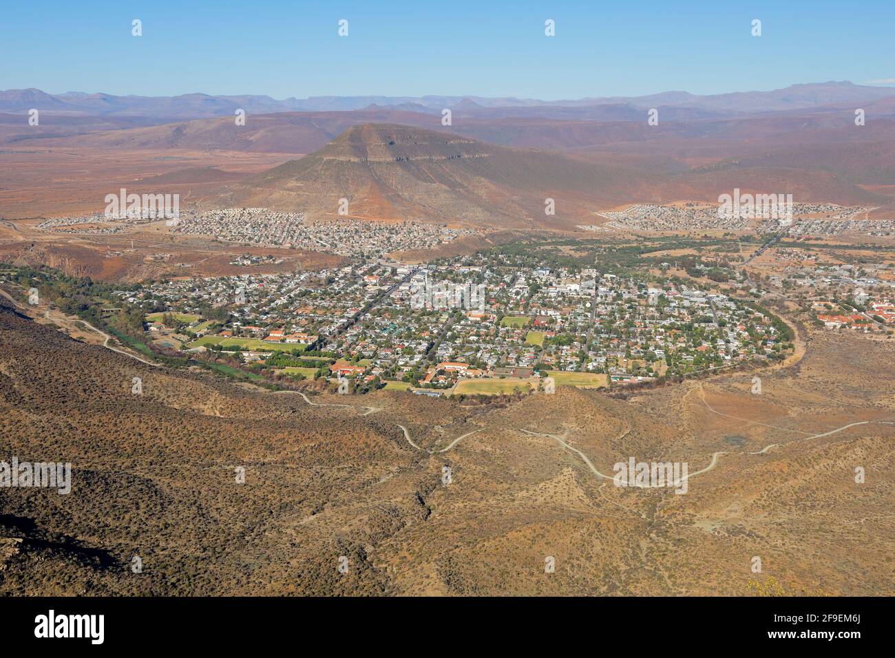 Erhöhte Ansicht der Stadt Graaff-Reinet im ariden karoo Region von Südafrika Stockfoto
