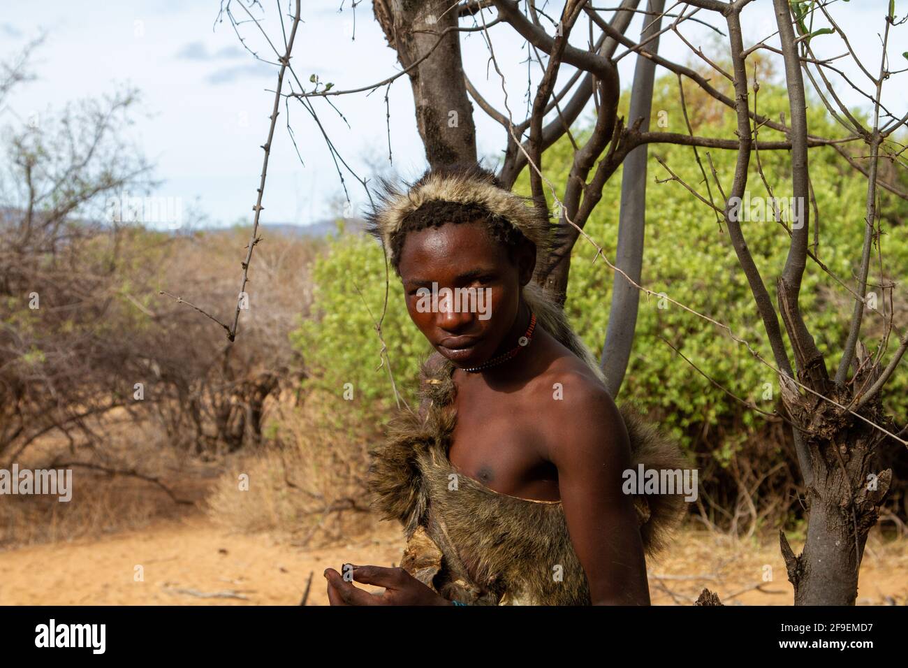 Hadzabe-Jäger auf einer Jagdexpedition. Die Hadza, oder Hadzabe, sind eine ethnische Gruppe im Nord-Zentral-tansania, die rund um den Eyasi-See im Zentrum lebt Stockfoto
