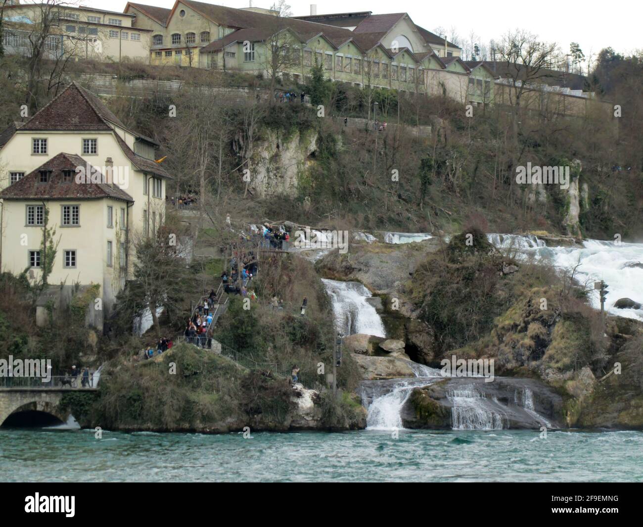 Landschaftlich reizvolle Aussicht auf die rheinfälle in schaffhausen Stockfoto