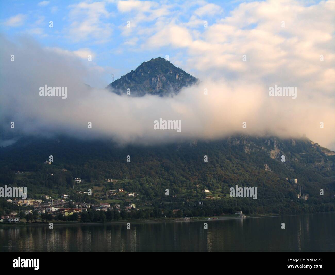 Die Berge sind von Wolken umgeben Stockfoto