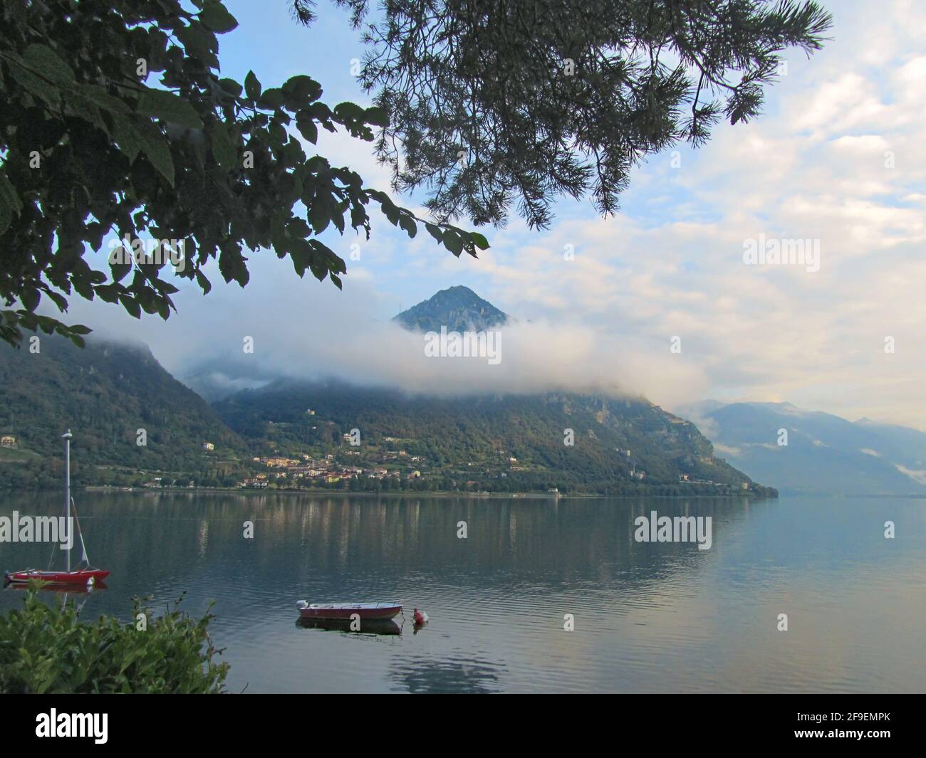 Die Berge sind von Wolken umgeben Stockfoto