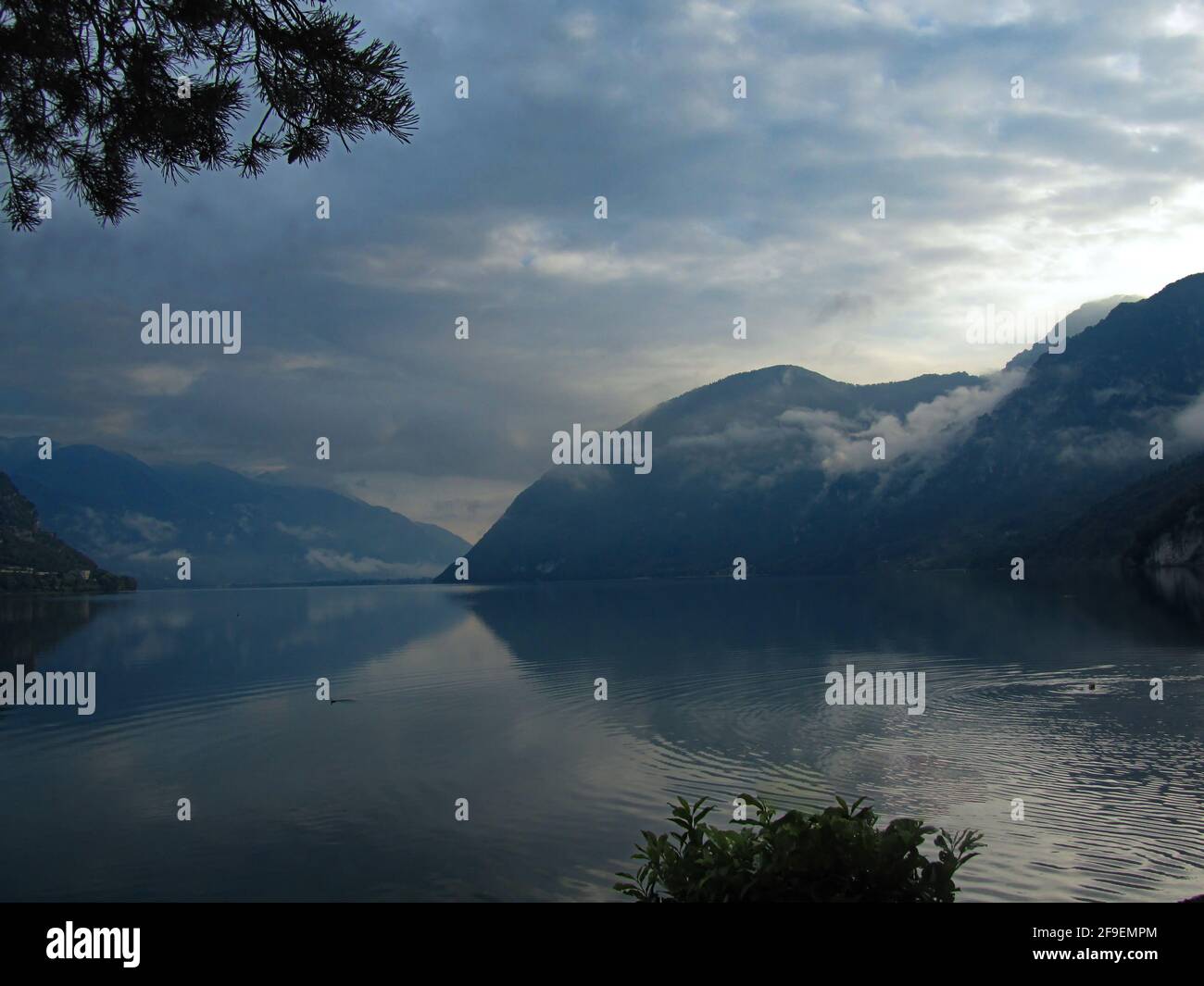 Berg umgeben von Wolken Stockfoto