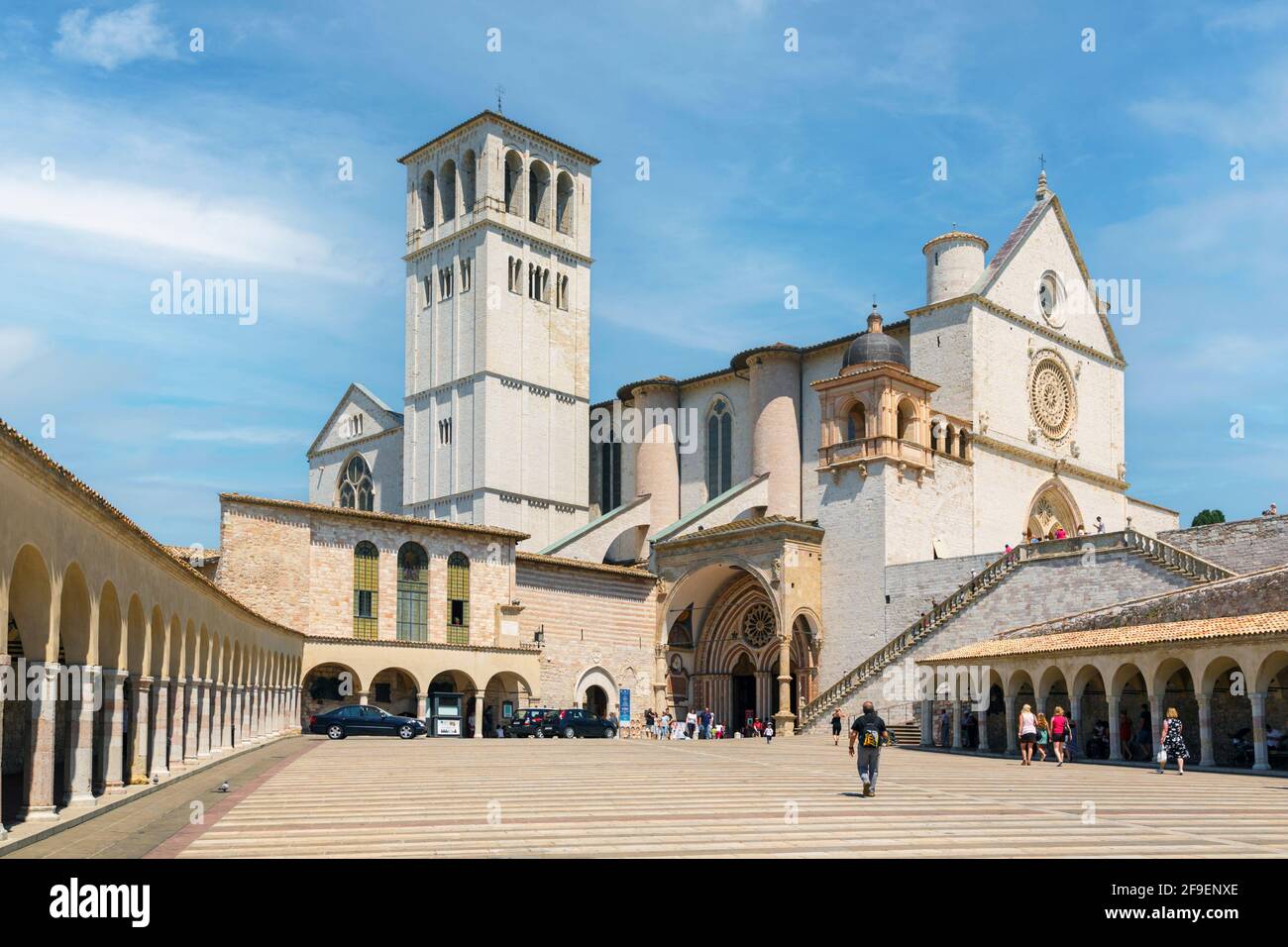 Assisi, Provinz Perugia, Umbrien, Italien. Der untere Platz des Heiligen Franziskus in der Basilica di San Francesco. Die untere und obere Basiliken und der Po Stockfoto