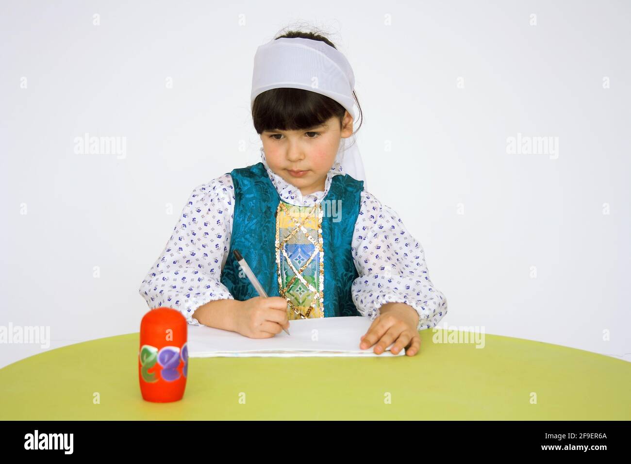 Das Mädchen sitzt am Tisch und lernt zeichnen Objekte aus der Natur Stockfoto