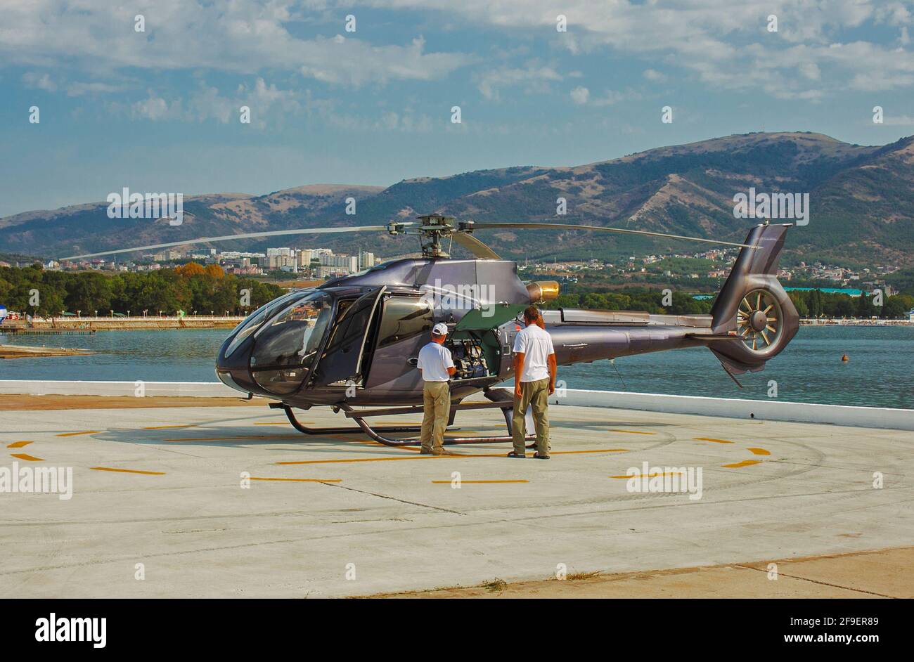 Flugplatz mit einem Hubschrauber, der darauf steht Stockfoto
