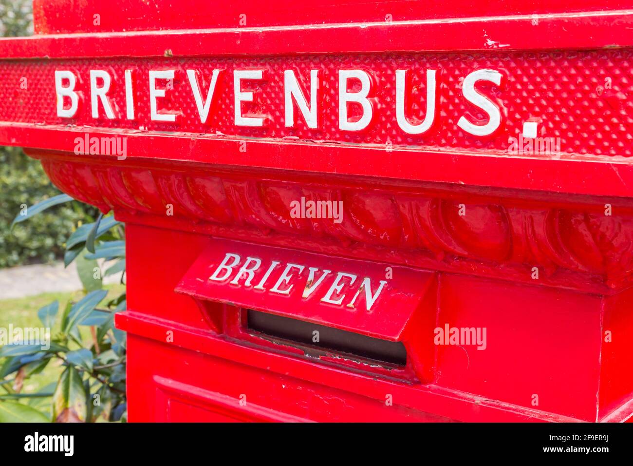 Roter Briefkasten im Retro-Stil im historischen Dorf Orvelte, Niederlande Stockfoto