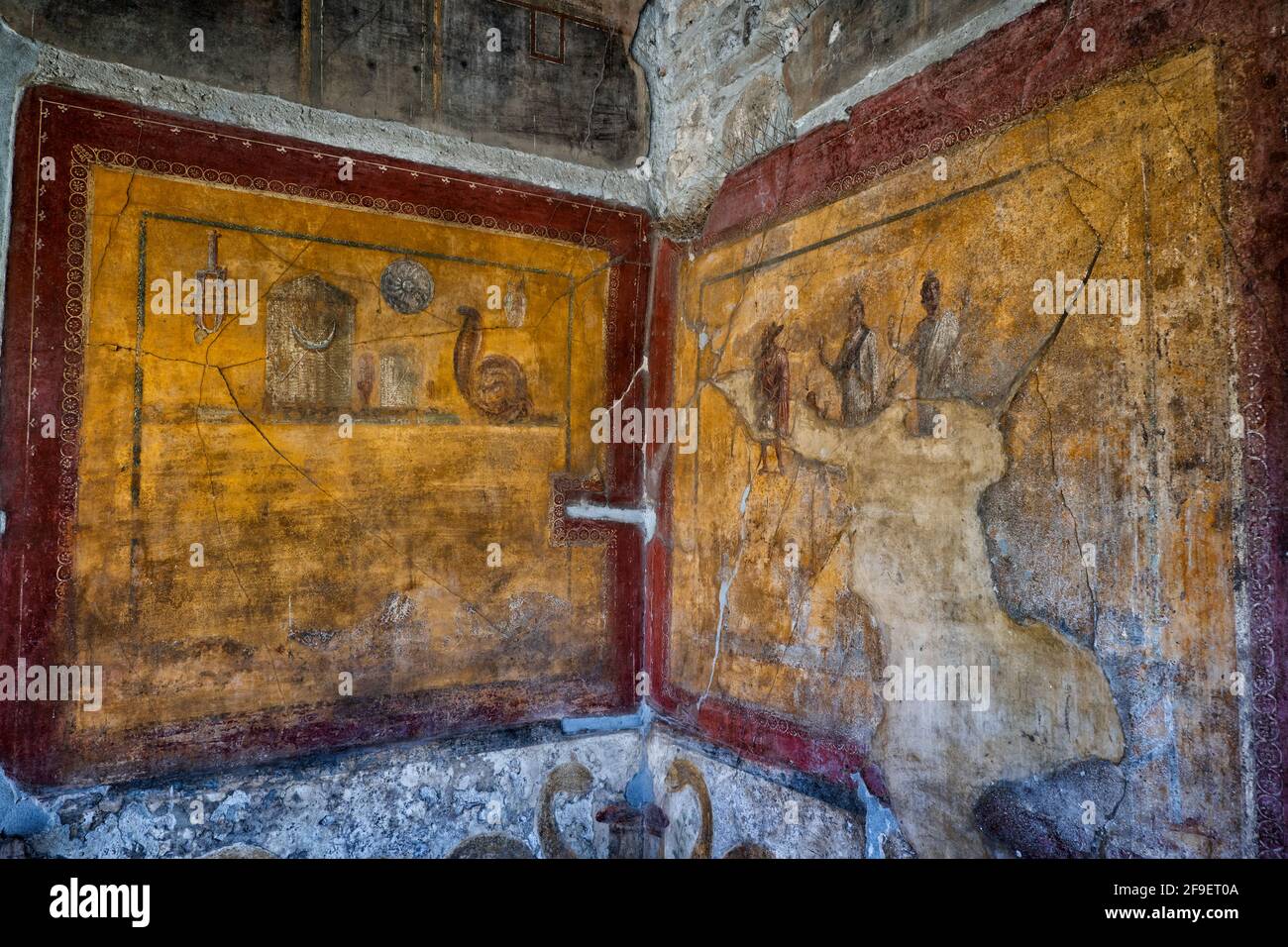 Lararium, das den ägyptischen Gottheiten im Haus der Goldenen Cupids in der antiken römischen Stadt Pompeji, Pompeji, Kampanien, Italien gewidmet ist Stockfoto