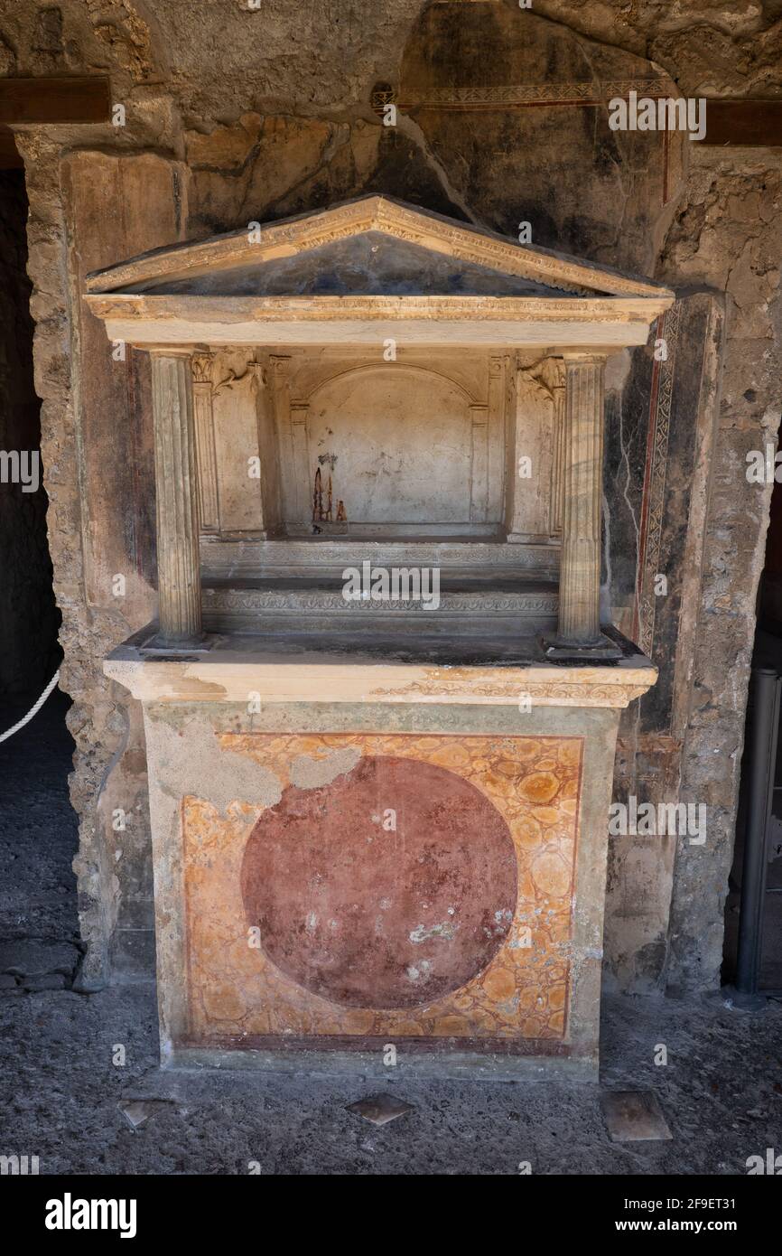 Lararium (Altar für Hausgötter) im Haus der Goldenen Cupids in der antiken Stadt Pompeji, Kampanien, Italien Stockfoto