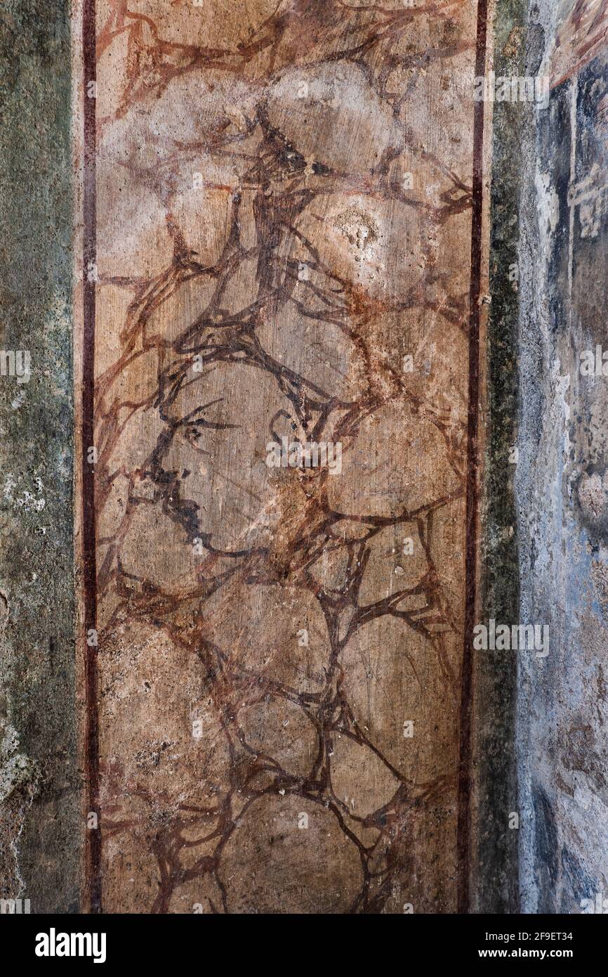 Verborgenes Gesicht auf der Larariumsseite im Haus der Goldenen Cupids in der antiken römischen Stadt Pompeji, Kampanien, Italien Stockfoto