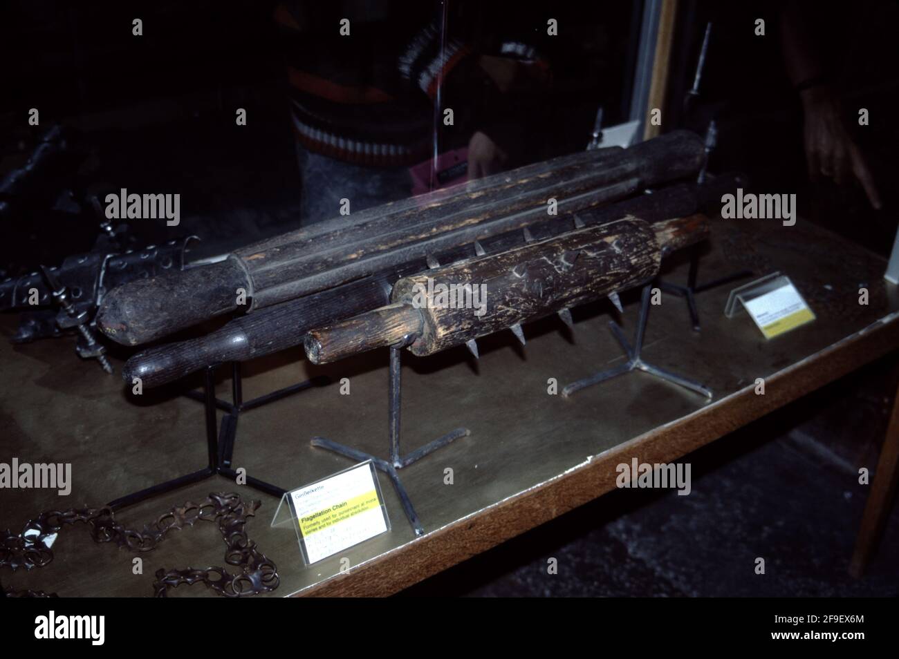 Rothenburg ob der Tauber, Deutschland. 6/22/1990. Das Rote Schloss über der Tauber bietet das vielleicht größte Rechtsrechtsmuseum Europas - Rothenburgs mittelalterliches Kriminalmuseum. Mittelalterliche Zeiten um 500-1550 n. Chr. Dieses Weltklasse-Museum bietet öffentliche Demütigungen, Folter und Hinrichtungsentüter. Stockfoto