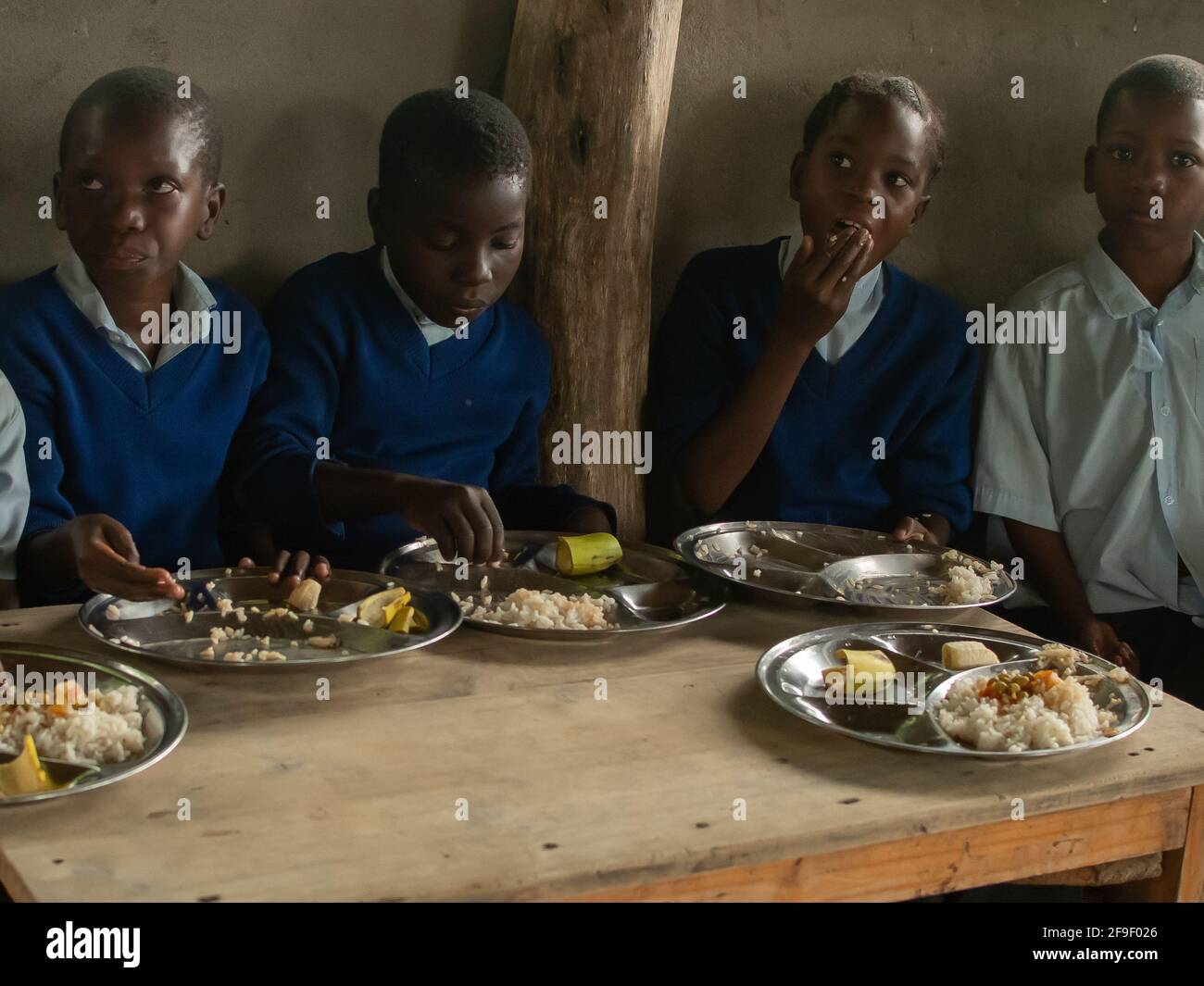 Dodoma, Tansania. 08-18-2019. Muslimische schwarze Schüler genießen das Mittagessen, nachdem sie in einer ländlichen Gegend Tansanias in der Schule waren. Stockfoto