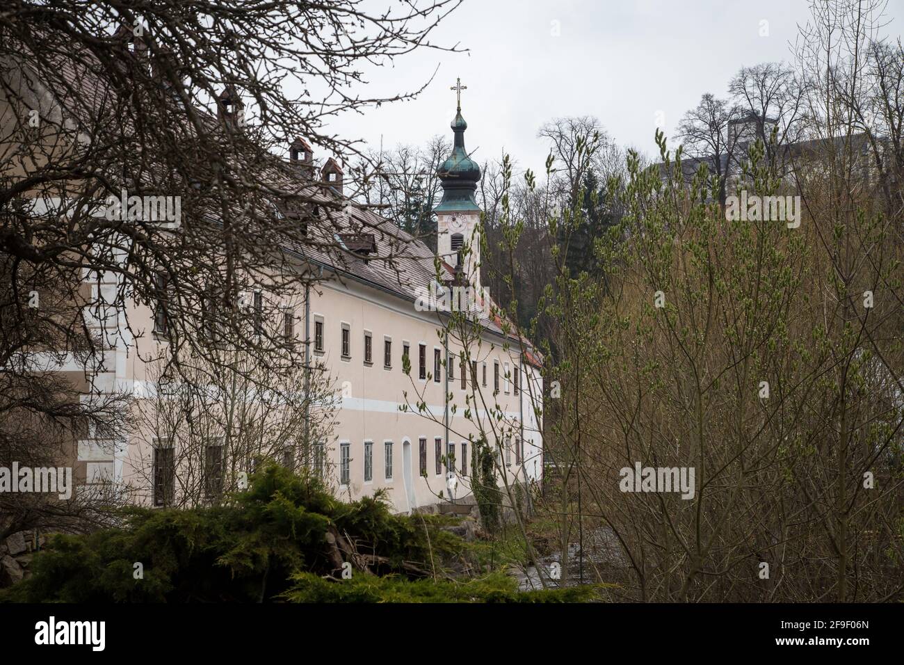 Altes öffentliches Krankenhaus (Bürgerspital) und Fluss Luznice (Lainsitz) in Weitra, Waldviertel, Österreich - April 2021 Stockfoto