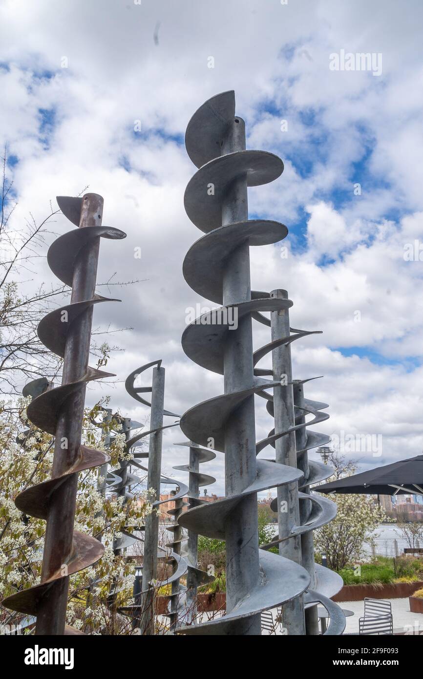 Brooklyn, NY - USA - 17. April 2021: Ein Blick auf die Schraubenförderer des Domino Parks, die einst Teil der historischen Domino Sugar Raffinerie waren und heute ein Stück Bildhauerei sind Stockfoto