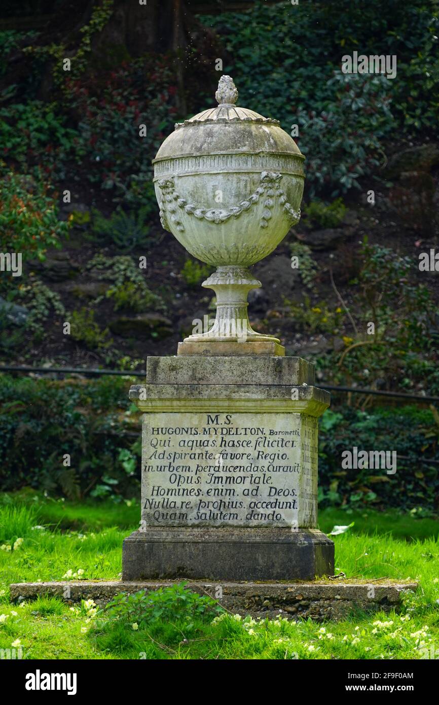 Denkmal auf einer Insel am New River bei Great Amwell Stockfoto