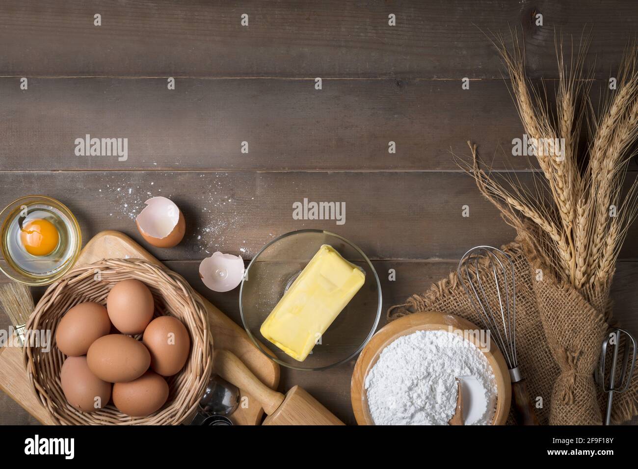 Brotmehl mit frischem Ei, ungesalzene Butter und Zubehör Bäckerei auf Holz Hintergrund, bereiten für hausgemachte Bäckerei Konzept Stockfoto