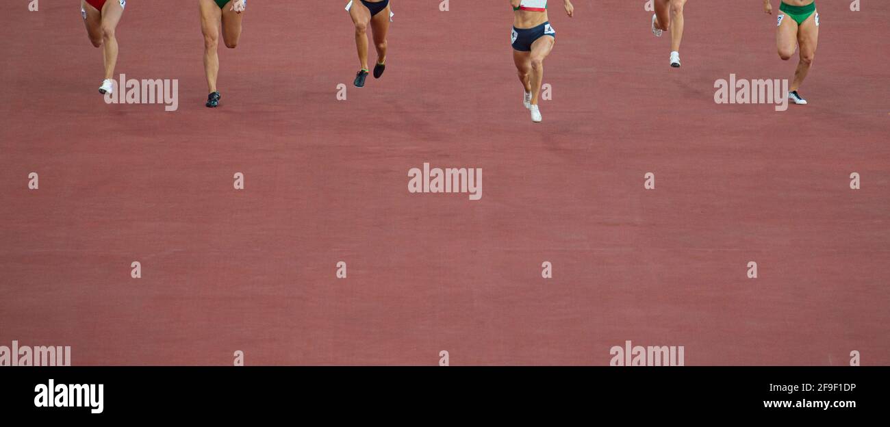 Die Lauffrau sprintert Läufer in 100 Metern. Professionelles Sportkonzept Stockfoto