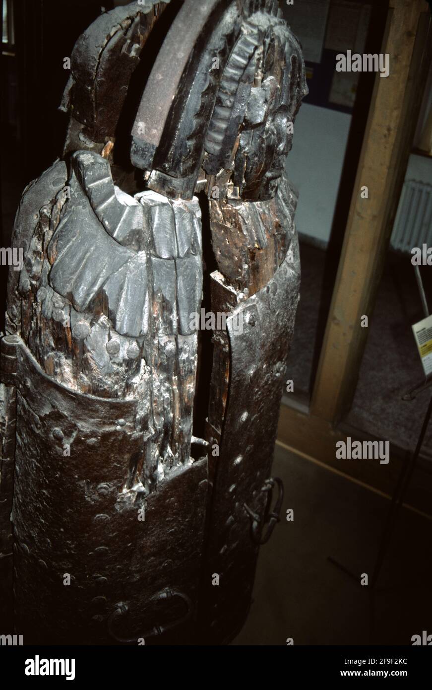 Rothenburg ob der Tauber, Deutschland. 6/22/1990. Das Rote Schloss über der Tauber bietet das vielleicht größte Rechtsrechtsmuseum Europas - Rothenburgs mittelalterliches Kriminalmuseum. Mittelalterliche Zeiten um 500-1550 n. Chr. Dieses Weltklasse-Museum bietet öffentliche Demütigungen, Folter und Hinrichtungsentüter. Stockfoto