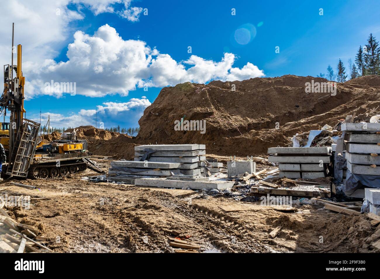 Baustelle mit Betonplatten und einem Bohrgerät. Beginn der Bauarbeiten. Stockfoto