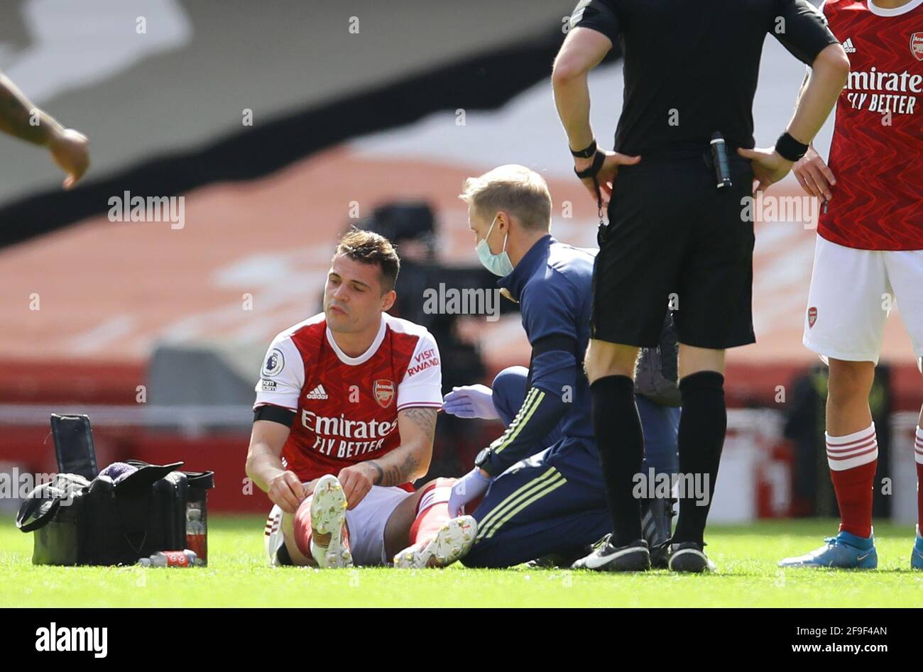 London Grossbritannien April 2021 Granit Xhaka Von Arsenal Wird Wegen Einer Verletzung Wahrend Des Spiels Der Premier League Im Emirates Stadium London Behandelt Bildnachweis Sollte Lauten David Klein Sportimage Kredit Sportimage Alamy Live News