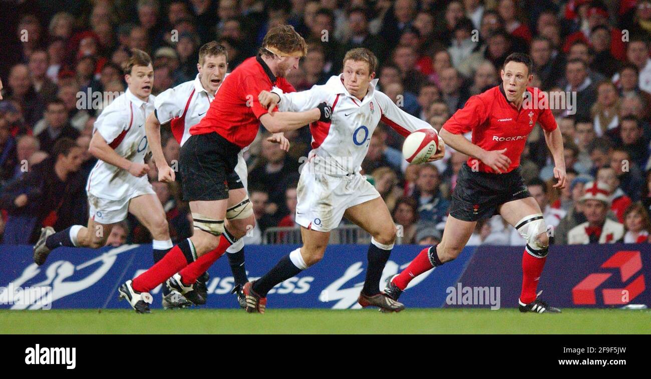 RUGBY WALES V ENGLAND SECHS NATIONEN STEVE WILLIAMS UND JONNY WILKINGSON 22/2/2003 BILD DAVID ASHDOWNRUGBY Stockfoto