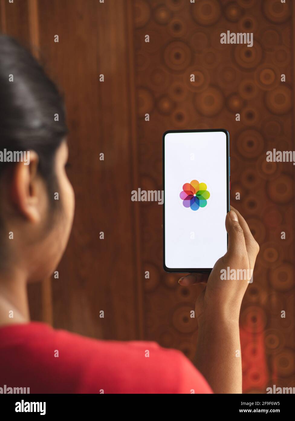 Assam, indien - 19. April 2021 : Apple Fotos Logo auf dem Handy-Bildschirm Stock Bild. Stockfoto