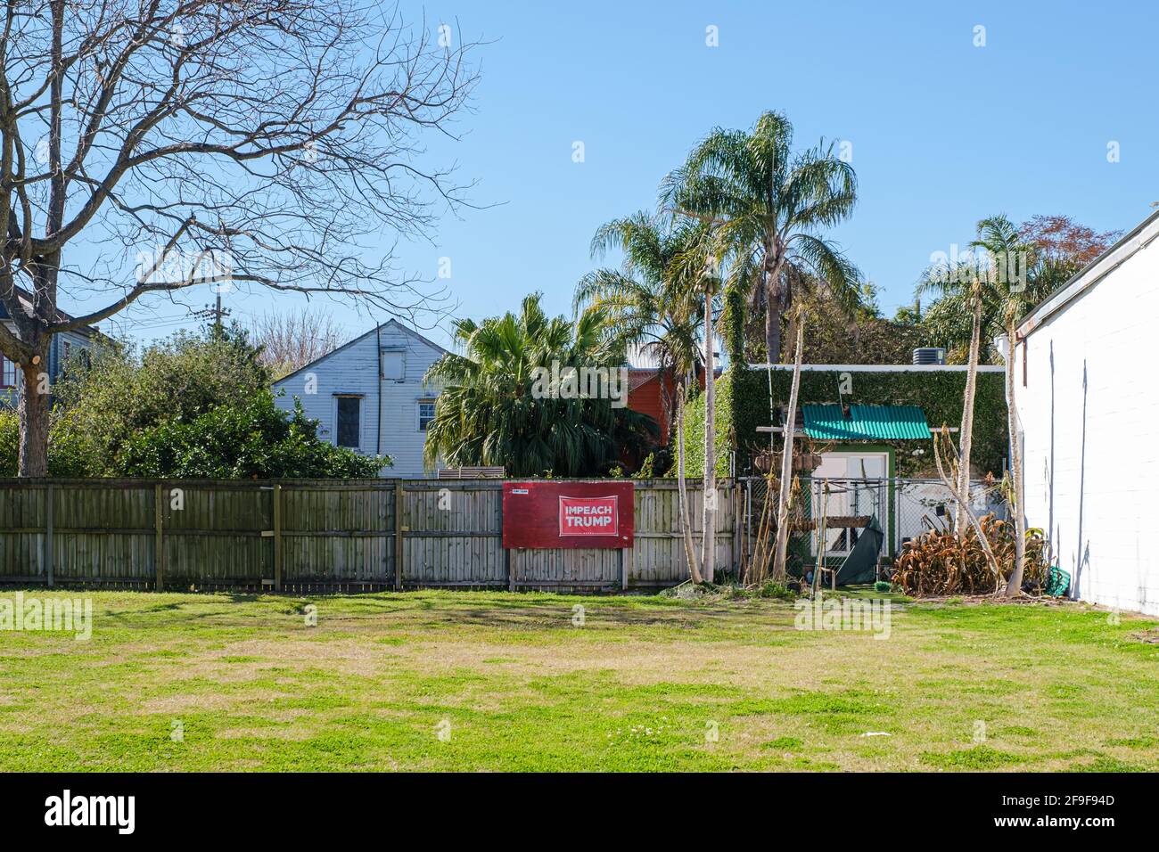 NEW ORLEANS, LA, USA - 23. FEBRUAR 2021: Amtsenthebung durch Trump vor einem Holzzaun auf einem leeren Grundstück Stockfoto