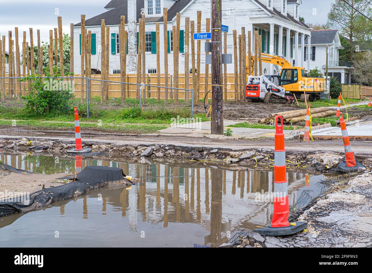 NEW ORLEANS, LA, USA - 24. MÄRZ 2021: Neubau von Häusern, Straßenreparaturen und überflutete Straße in Uptown Neighborhood Stockfoto