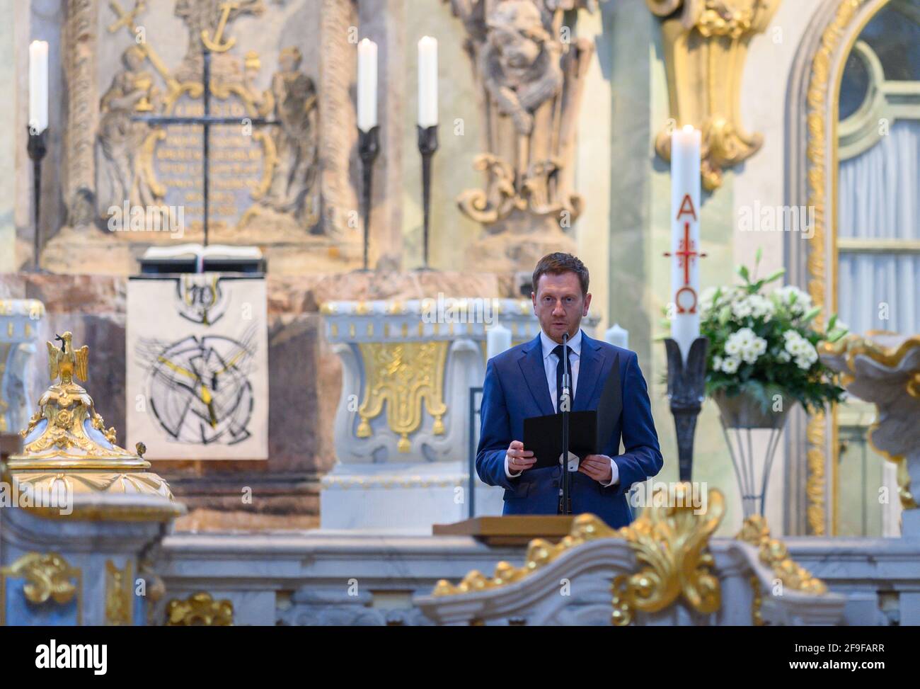 Dresden, Deutschland. April 2021. Der sächsische Ministerpräsident Michael Kretschmer (CDU) tritt in der Frauenkirche bei einem Gottesdienst für die Pandemieopfer in der Corona-Krise ein. Zahlreiche Kirchen und Kapellen öffnen ihre Türen, um den Menschen die Möglichkeit zu geben, an die Verstorbenen zu erinnern und für die Leidenden zu intervenieren, unter dem Motto "Zeit zum Klagen - Raum der Hoffnung". Es finden Gottesdienste, offene Kirchen, Andachten und Zeiten der Stille statt. Quelle: Robert Michael/dpa-Zentralbild/dpa/Alamy Live News Stockfoto
