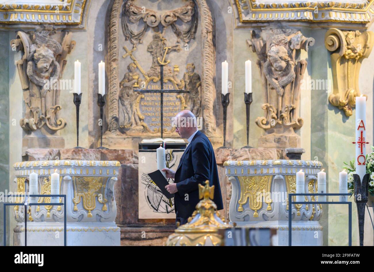Dresden, Deutschland. April 2021. Tobias Bilz (l.), Bischof der Evangelischen Kirche Sachsen, tritt in der Frauenkirche im Rahmen eines Gottesdienstes für die Pandemieopfer in der Corona-Krise ein. Zahlreiche Kirchen und Kapellen öffnen ihre Türen, um den Menschen die Möglichkeit zu geben, an die Verstorbenen zu erinnern und für die Leidenden zu intervenieren, unter dem Motto "Zeit für Klage - Raum für Hoffnung". Es finden Gottesdienste, offene Kirchen, Andachten und Zeiten der Stille statt. Quelle: Robert Michael/dpa-Zentralbild/dpa/Alamy Live News Stockfoto