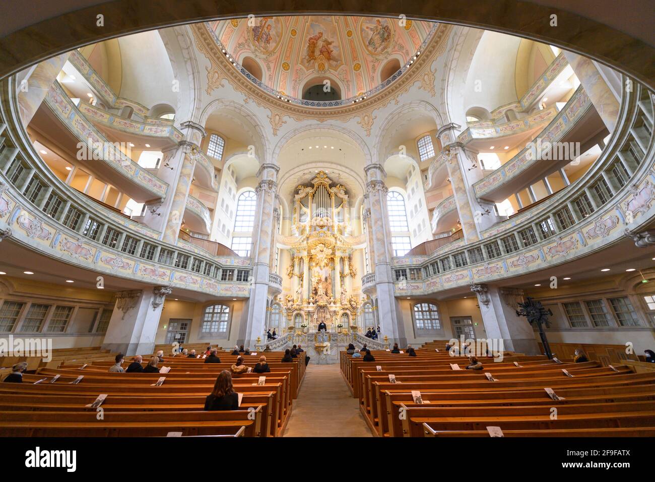 Dresden, Deutschland. April 2021. Besucher gedenken bei einem Gottesdienst in der Frauenkirche der Pandemieopfer in der Corona-Krise. Zahlreiche Kirchen und Kapellen öffnen ihre Türen, um den Menschen die Möglichkeit zu geben, an die Verstorbenen zu erinnern und für die Leidenden zu intervenieren, unter dem Motto "Zeit zum Klagen - Raum der Hoffnung". Gottesdienste, offene Kirchen, Andachten und Zeiten der Stille werden stattfinden. Quelle: Robert Michael/dpa-Zentralbild/dpa/Alamy Live News Stockfoto