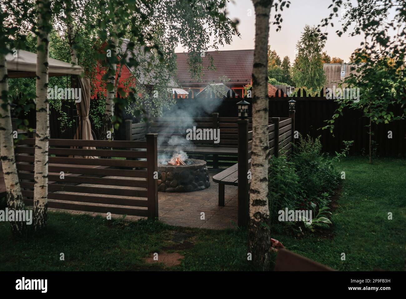 Feuer rauch zaun holz Fotos und Bildmaterial in hoher Auflösung Alamy