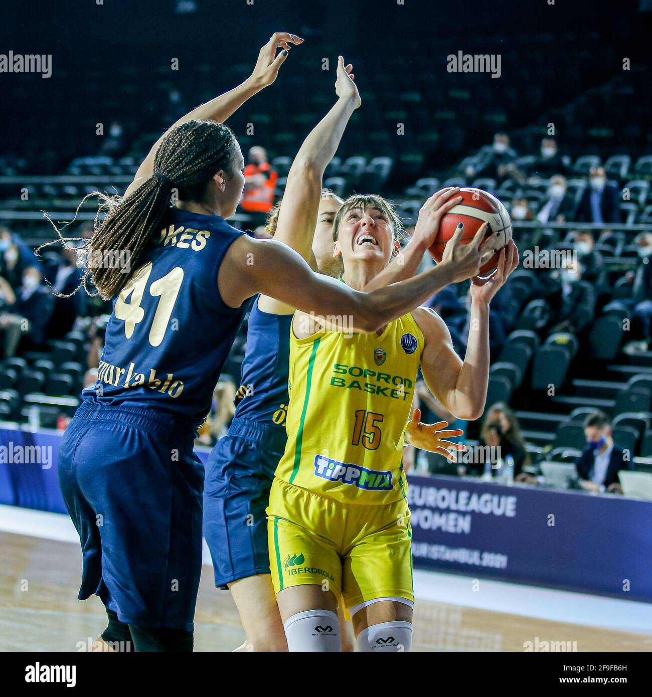 ISTANBUL, TÜRKEI - 18. APRIL: Tina Krajisnik von Sopron Basket während des  EuroLeague Women-Matches zwischen Sopron Basket und Fenerbahce Oznur Kablo  in Vol Stockfotografie - Alamy