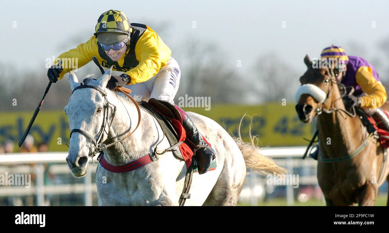 RENNEN IM KEMPTON PARK 26/12/2004 THE STAN JAMES XMAS HURDLE SIEGER BOOSTER HAHN VON RICHARD JOHNSON BILD DAVID ASHDOWNRACING GERITTEN Stockfoto