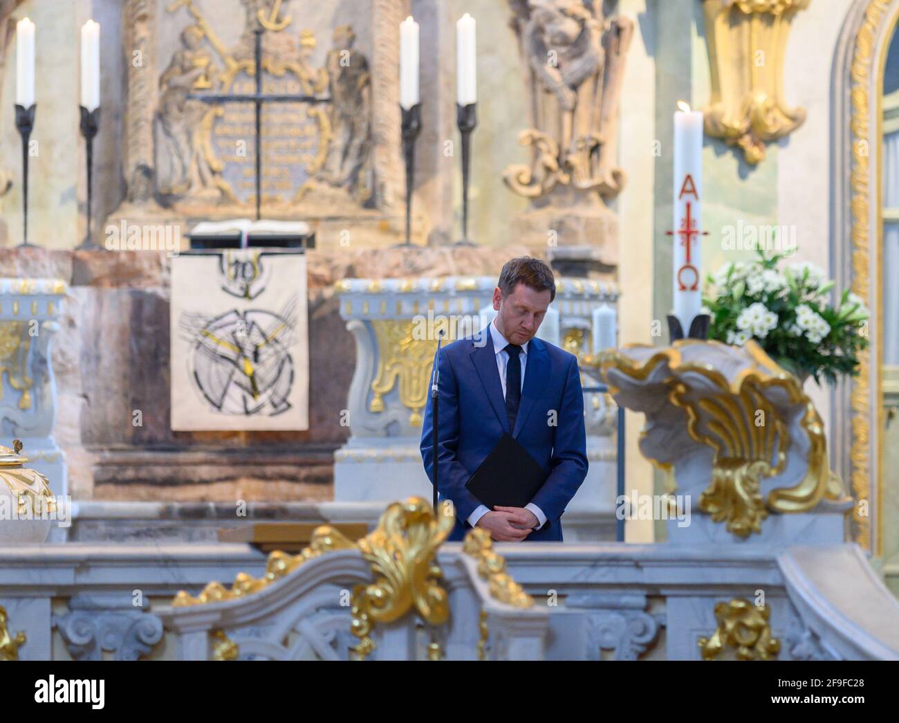 Dresden, Deutschland. April 2021. Der sächsische Ministerpräsident Michael Kretschmer (CDU) tritt in der Frauenkirche bei einem Gottesdienst für die Pandemieopfer in der Corona-Krise ein. Zahlreiche Kirchen und Kapellen öffnen ihre Türen, um den Menschen die Möglichkeit zu geben, an die Verstorbenen zu erinnern und für die Leidenden zu intervenieren, unter dem Motto "Zeit zum Klagen - Raum der Hoffnung". Es finden Gottesdienste, offene Kirchen, Andachten und Zeiten der Stille statt. Quelle: Robert Michael/dpa-Zentralbild/dpa/Alamy Live News Stockfoto