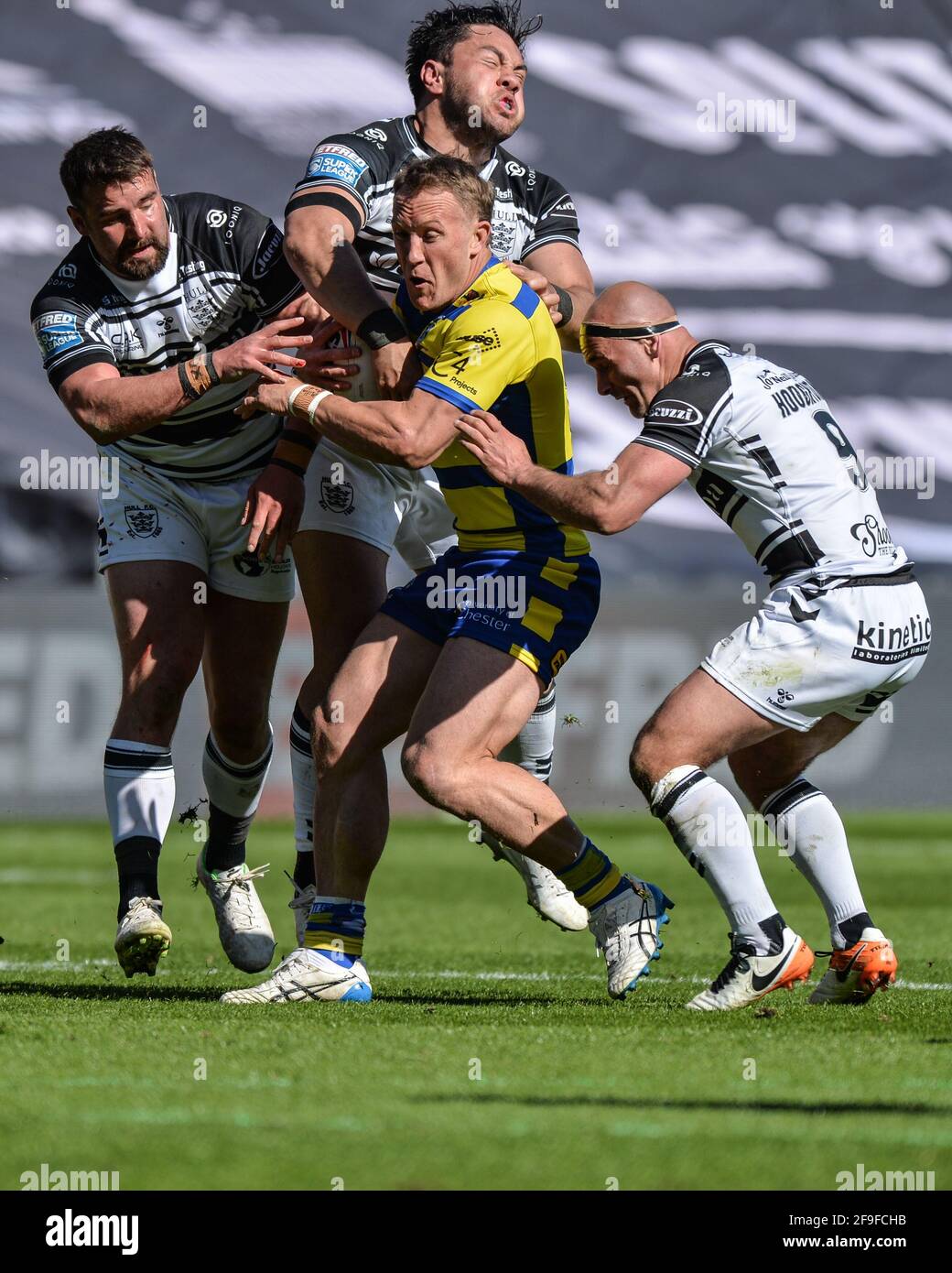 Kingston upon Hull, England - 18. April 2021 - Jason Clark (14) von Warrington Wolves wird von Josh Bowden, Andre Savelio und Danny Houghton während der Rugby League Betfred Super League Round 3 Hull FC gegen Warrington Wolves im KCOM Stadium, Kingston upon Hull, UK Dean Williams/Alamy Live News, angegangen Stockfoto