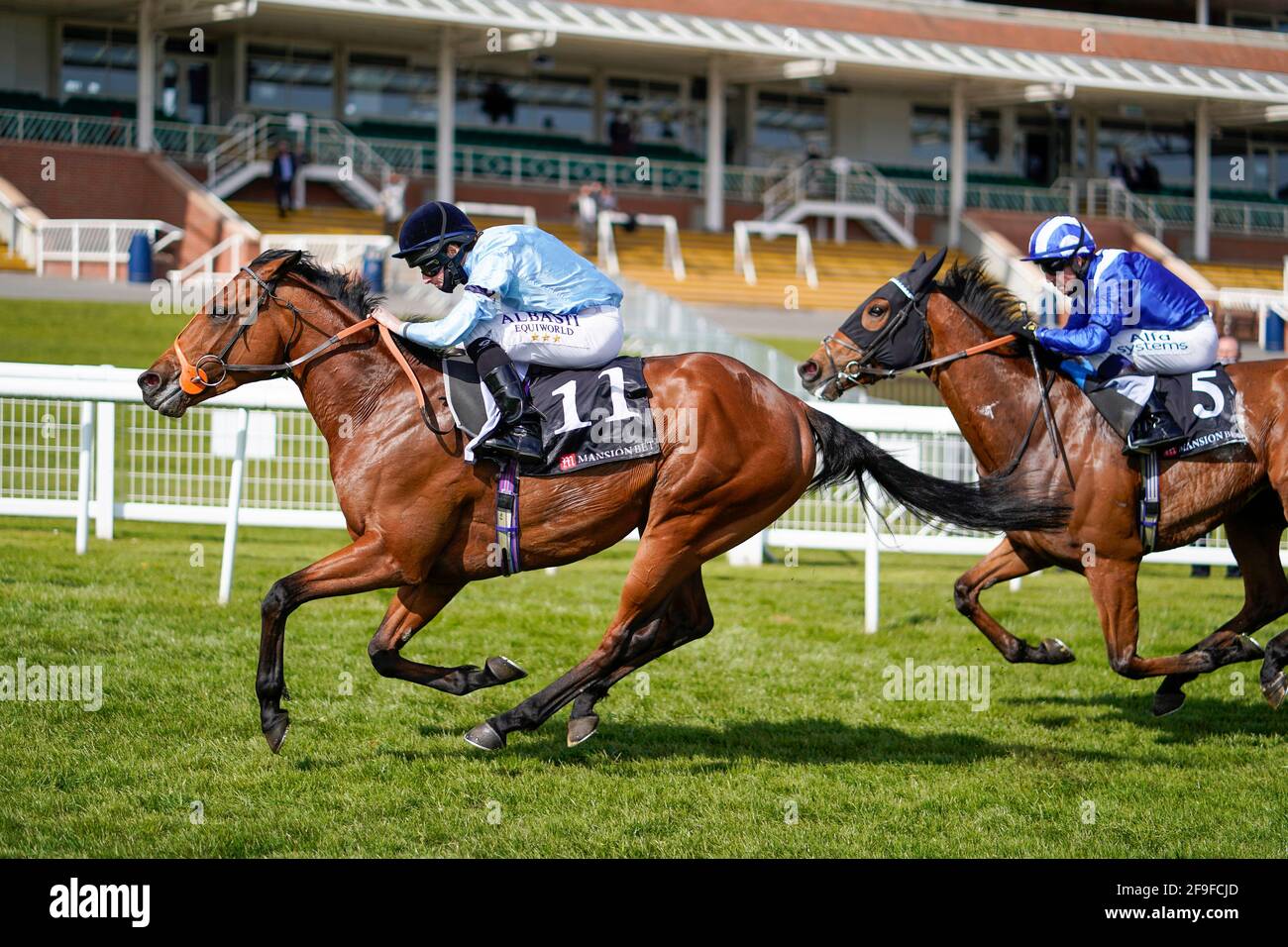 Nugget von Jockey Ryan Moore (links) gewinnt das MansionBet Spring Cup Handicap auf der Rennbahn Newbury. Bilddatum: Sonntag, 18. April 2021. Stockfoto