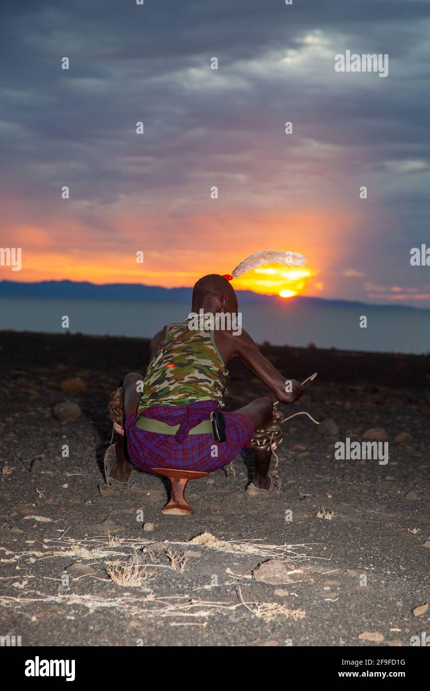 Turkana-Mann bei Sonnenuntergang die Turkana sind ein nilotisches Volk, das im Turkana County im Nordwesten Kenias beheimatet ist, einer semi-arden Klimaregion, die an den Turksee grenzt Stockfoto