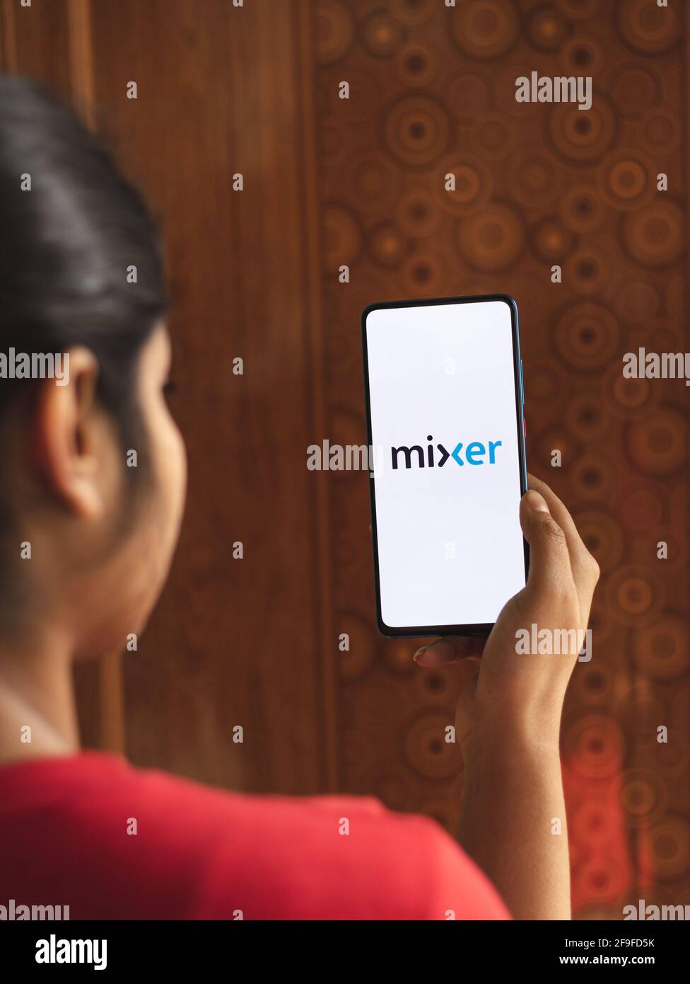 Assam, indien - 19. April 2021 : Mixer-Scream-Logo auf dem Telefonbildschirm. Stockfoto