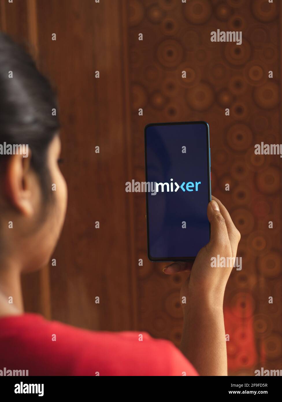 Assam, indien - 19. April 2021 : Mixer-Scream-Logo auf dem Telefonbildschirm. Stockfoto