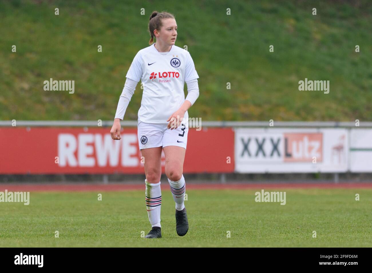 Aschheim, Deutschland. April 2021. Ann-Kathrin Seiler (3 Eintracht Frankfurt II) während des 2. Fußball-Bundesliga-Spiel zwischen FC Bayern München II und Eintracht Frankfurt II im Sportpark Aschheim. Kredit: SPP Sport Pressefoto. /Alamy Live News Stockfoto