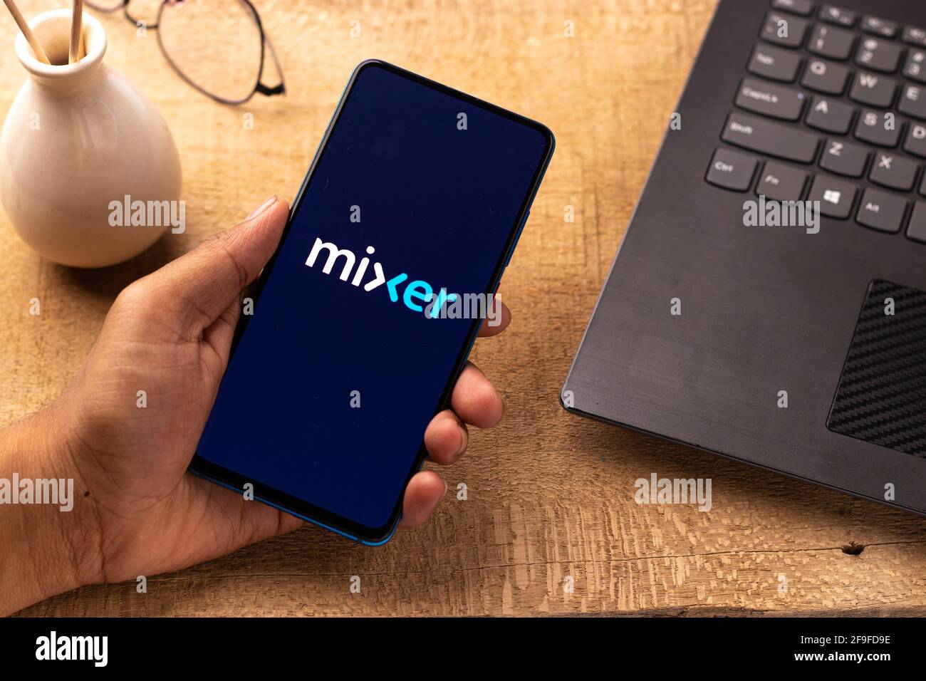 Assam, indien - 19. April 2021 : Mixer-Scream-Logo auf dem Telefonbildschirm. Stockfoto