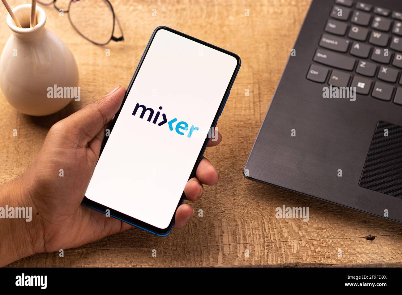 Assam, indien - 19. April 2021 : Mixer-Scream-Logo auf dem Telefonbildschirm. Stockfoto