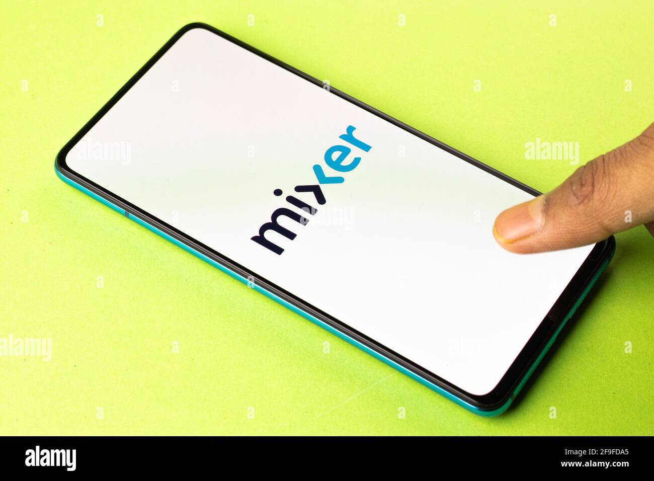 Assam, indien - 19. April 2021 : Mixer-Scream-Logo auf dem Telefonbildschirm. Stockfoto