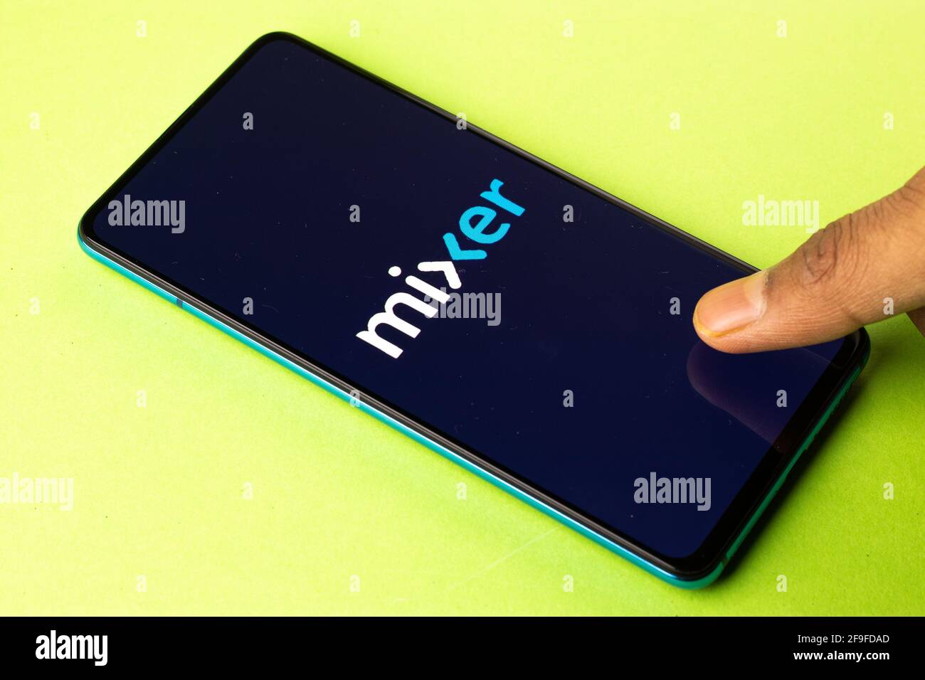 Assam, indien - 19. April 2021 : Mixer-Scream-Logo auf dem Telefonbildschirm. Stockfoto