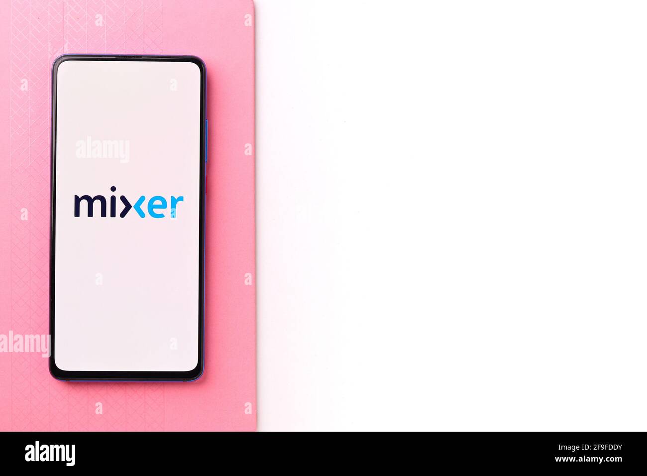 Assam, indien - 19. April 2021 : Mixer-Scream-Logo auf dem Telefonbildschirm. Stockfoto